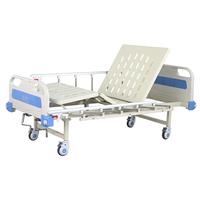 Lit médical d'hôpital avec poteau porte-perfusion