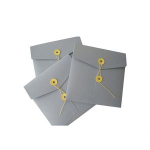 Sobre de Papel Especial de Lujo Personalizado con Lámina Dorada y Cierre de Cuerda - Product Image 4