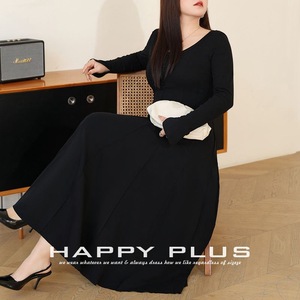 ชุดเดรสยาวทรงเข้ารูปคอวี แขนยาว สีดำ ไซส์พลัส สำหรับผู้หญิง แบรนด์ Happy Plus ทรงกระโปรงบาน สีพื้น เรียบง่าย - Product Image 1