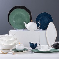 Haute qualité 18 pièces ensembles de vaisselle de forme irrégulière assiettes en céramique en vrac ensemble de dîner assiettes et bols vaisselle en porcelaine osseuse