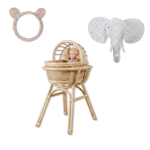 Cuna de ratán con acabado natural, diseño rústico para bebés y niños de 0 a 3 años, con muñeca de juguete incluida. - Product Image 1