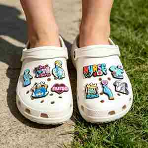 En gros, Breloques décoratives amovibles pour sabots et chaussures à trous, série médicale de dessins animés, thème Journée des infirmières, DIY - Product Image 3