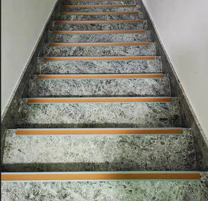 Profilo Antiscivolo a L in PVC per Gradini con Spessore di 3mm, Colore Personalizzabile e Servizio di Taglio - Product Image 4