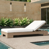 Chaise longue de piscine moderne et durable en rotin tressé avec structure en teck massif