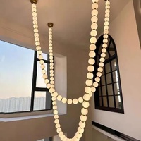 Lustre moderne de luxe à chaînes suspendues pour escalier, avec boules de verre rondes, idéal pour salon, hall d'hôtel, villa