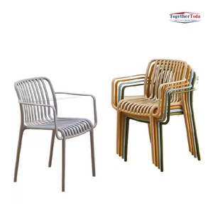 Chaise empilable légère entièrement en plastique, durable, pour intérieur et extérieur, idéale pour la maison, les restaurants, les fêtes et les événements. - Product Image 3