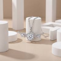 Collier en moissanite 1,25 ct couleur D VVS, argent sterling S925 plaqué or blanc 18 carats, pendentif ailes d'ange certifié GRA pour femmes