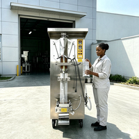 Machine d'emballage de liquides à performance stable, machine d'emballage polyvalente, facile à utiliser, machine de remplissage et d'emballage de liquides