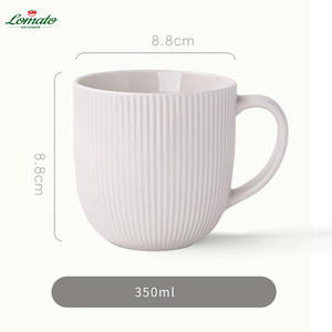 Taza de café clásica de cerámica blanca con rayas verticales en relieve, logotipo personalizado al por mayor para supermercado, hotel, cafetería, tienda, restaurante - Product Image 2
