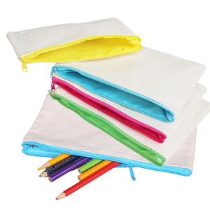 กระเป๋าเครื่องสำอางแบบพกพาหรือกระเป๋าใส่ของใช้ในห้องน้ำแบบมีซิป ทำจากผ้าแคนวาสออร์แกนิค  รับทำตามสั่งพร้อมปักโลโก้สำหรับสาวๆ - Product Image 3