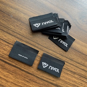 Etichetta personalizzata ad alta densità 3d <span class=keywords><strong>logo</strong></span> con stampa termica satinata per la cura dell'etichetta intrecciata per l'abbigliamento - Product Image 1