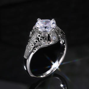 Anello di fidanzamento da donna in platino con diamante taglio brillante rotondo, zaffiro naturale colore D e pietre laterali F771 - Product Image 4