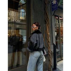 Chaqueta Bomber Corta Negra de Cachemira, Reversible, con Bolsillos de Piel de Oveja, Cuello de Cuero, Detalle de Piel Sintética, Talla XL, Lentejuelas y Plumas - Product Image 1