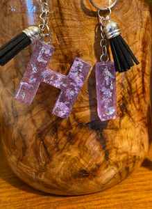 Llavero de resina hecho a mano con detalles artísticos elegantes, accesorio ligero y resistente, perfecto para llaves y mochilas. - Product Image 6