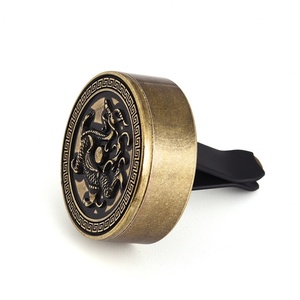 Difusor de Aroma para Auto, Clip Metálico Dorado Redondo con Forma de Dragón Vintage, Perfume para Auto - Product Image 2