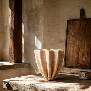 <span class=keywords><strong>Vaso</strong></span> <span class=keywords><strong>in</strong></span> Ceramica Opaca a Forma di Ventaglio Scanalato con Gradiente di Colore, Stile Wabi Sabi, Decorazione per Piano di Lavoro <span class=keywords><strong>in</strong></span> Pietra Texturizzata - Product Image 5