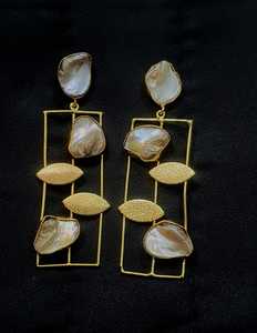 Pendientes de boda con perlas iridiscentes y hojas de oro de Jewel by Sana - Pendientes colgantes geométricos, colgantes abstractos orgánicos - Product Image 5