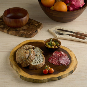 Planche à découper extra-large en bois d'acacia massif, faite à la main, bord naturel, écologique, durable et légère - Product Image 1
