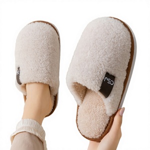 Chaussons d'automne/hiver pour couples, semelle souple antidérapante, intérieur/extérieur, avec dessus en peluche synthétique et doublure en coton, motif rayé - Product Image 1