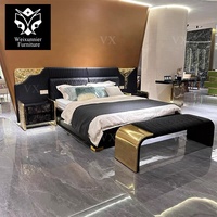 Modernes Luxus-Polsterbett mit Goldmessing-Eckverzierungen, Gerilltem Kopfteil & Maßgefertigten Designer-Schlafzimmermöbeln