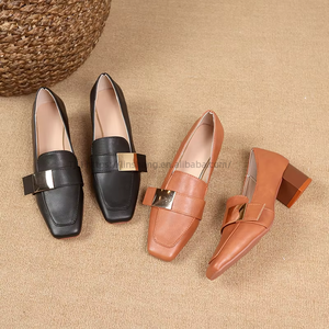 Nouvelles chaussures professionnelles à talon épais et bout carré grande taille pour l'automne, chaussures en cuir pour femmes de style britannique rétro à talon moyen - Product Image 4
