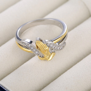 Anello Mani in Preghiera da Donna, Placcato Oro 14K con Zirconi, Regolabile, Gioiello Statement, Idea Regalo Portafortuna - Product Image 3