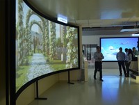 Éboulis de projecteur incurvé fixe PVC blanc doux/tissu argenté 4K pour les services OEM d'utilisation commerciale de cinéma