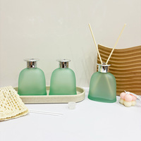 Nouveau diffuseur d'arômes sans flamme vert olive de 180 ml pour fabricants, en gros, avec bouteille plate à bouchon vissé en verre blanc brillant et bâtonnets diffuseurs