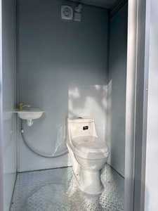 Toilettes mobiles préfabriquées écologiques au design moderne avec structure en panneaux sandwich et cuvette en céramique pour sites touristiques et parcs sportifs - Product Image 3