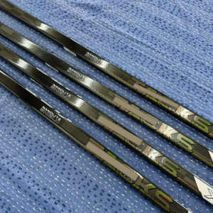 Hoja de fibra de carbono HyperCore duradera, palo de hockey sobre hielo, construcción resistente a los golpes para un rendimiento duradero - Product Image 1