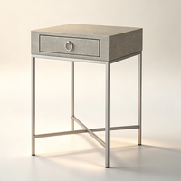 Table de chevet carrée de luxe haut de gamme avec panneaux en cuir gaufré et base métallique pour chambre à coucher
