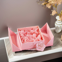 Boîte cadeau romantique en papier doublée d'éponge avec logo en relief rose personnalisé, avec nœud en ruban, pour cosmétiques et cadeaux d'anniversaire