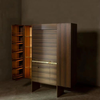 Meuble bar de luxe minimaliste avec rangement escamotable et miroir central pour cave à vin résidentielle contemporaine