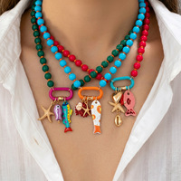 Collier artisanal coloré en perles, pendentif en forme d'animal (poisson, étoile de mer, cœur)