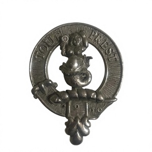 Ceci est un badge de casquette avec le blason du clan Murray, un accessoire de collection traditionnel écossais. - Product Image 1