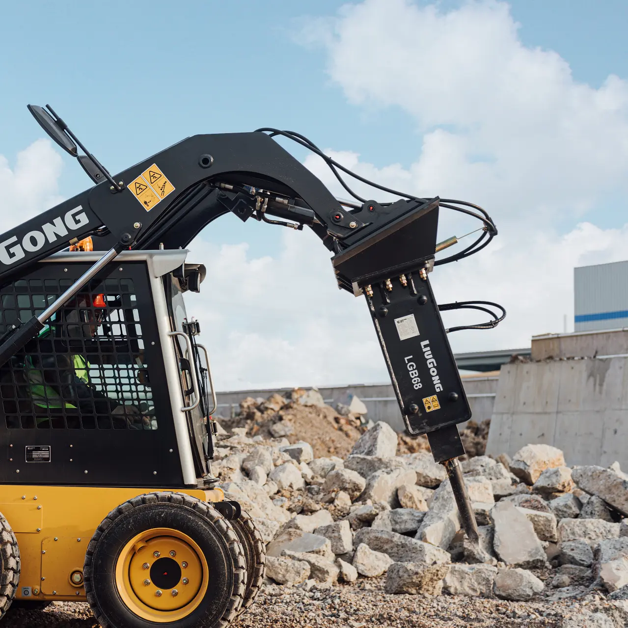 Liugong 395B ความยืดหยุ่น70KW มินิขนาดเล็กความเก่งกาจลื่นไถลคัดท้าย Loader สำหรับการก่อสร้าง