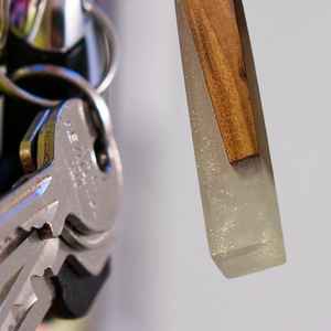 Porte-clés en résine et bois de qualité supérieure avec texture de bois naturel et finition en résine lisse, accessoires de clés faits à la main - Product Image 4