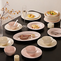 Ensemble de vaisselle en céramique de grande valeur sous-glaçure Relief fraise crème Style bol et assiette cadeau de pendaison de crémaillère
