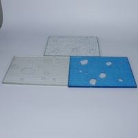 Panneau de verre décoratif texturé bleu avec motif de points blancs, verre artistique pour la décoration de portes et fenêtres de maison et la création de cloisons.