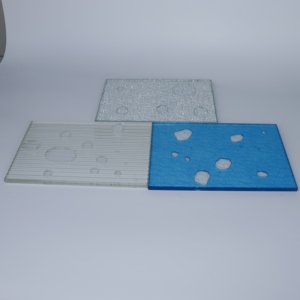Panneau de verre décoratif texturé bleu avec motif de points blancs, verre artistique pour la décoration de portes et fenêtres de maison et la création de cloisons. - Product Image 1