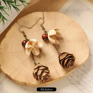 Originales Boucles d'Oreilles Pendantes <span class=keywords><strong>Pomme</strong></span> <span class=keywords><strong>de</strong></span> <span class=keywords><strong>Pin</strong></span> Rétro Vintage pour Femme, Exclusives, Fabriquées à la Main, en Bois Naturel (Glands, Fruits, Plantes) – Tendance Mode - Product Image 5