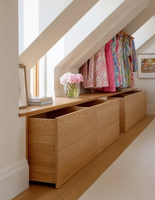Meuble de rangement pour grenier en bois naturel, coiffeuse intégrée avec tiroirs, armoire sur mesure à toit incliné pour chambre de grenier