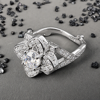 Bague Vintage Fleur Trèfle à Quatre Feuilles Moissanite VVS en Grappe Argent 925 Plaqué Rhodium Coupe Ronde Brillante Bijoux Fins pour Femme