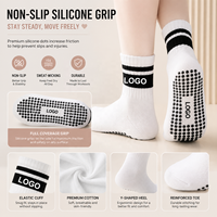 Chaussettes de Pilates personnalisées antidérapantes avec points en silicone, chaussettes de yoga OEM ODM, faible MOQ, logo personnalisé, chaussettes de fitness antidérapantes pour femmes