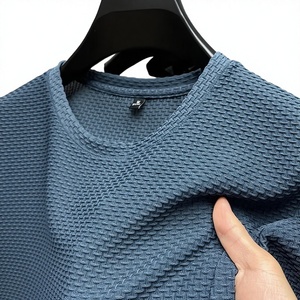 T-shirt da uomo all'ingrosso 2025 estivo in poliestere a rete effetto seta ghiaccio a maniche corte girocollo tessuto liscio traspirante vestibilità ampia - Product Image 1