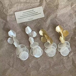 Pendientes Colgantes de Flor con Perlas y Circones Chapados en Oro Vintage para Mujer, Aretes Geométricos de Moda con Exageración, Accesorios de Joyería - Product Image 2