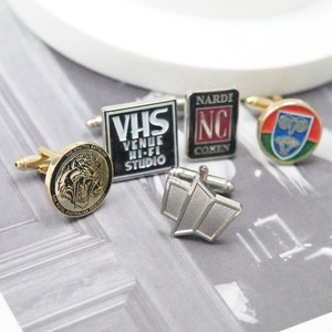 <span class=keywords><strong>Gemelli</strong></span> Personalizzati in Metallo Smaltato Morbido con Logo Inciso per Uomo, <span class=keywords><strong>Gemelli</strong></span> Rotondi Neri e Oro - Product Image 2