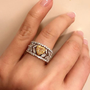 Anello Vintage a Cuore Traforato per Donne, Elegante Gioiello da Indossare all'Indice - Product Image 2