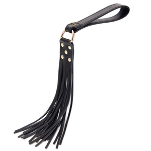 Látigo de Cuero Negro con Flecos para Juegos de Bondage para Adultos - Product Image 3