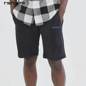 Shorts de survêtement noirs personnalisés pour hommes, brodés, avec taille élastique, poches latérales, en molleton de coton, mi-longs, écologiques et respirants - Product Image 1